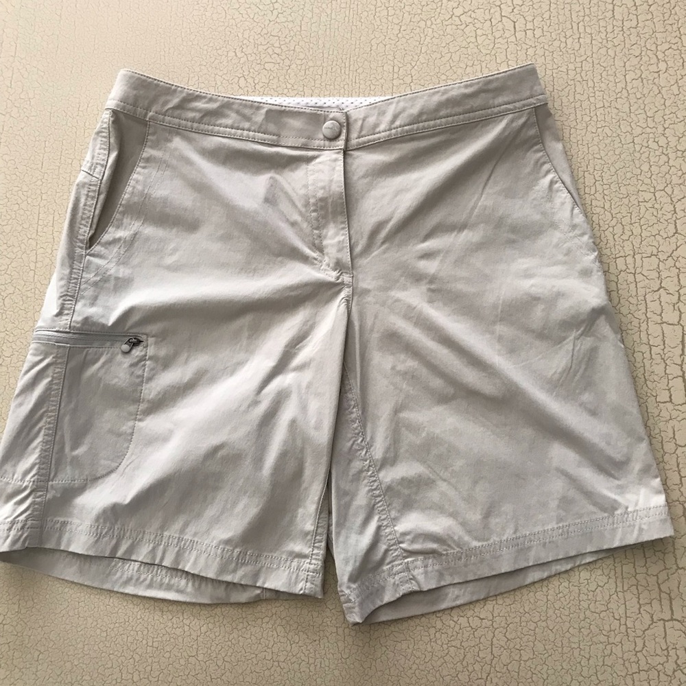 LLBean short. Size 8. Lightweight with 5 pockets . 9 “ inseam.